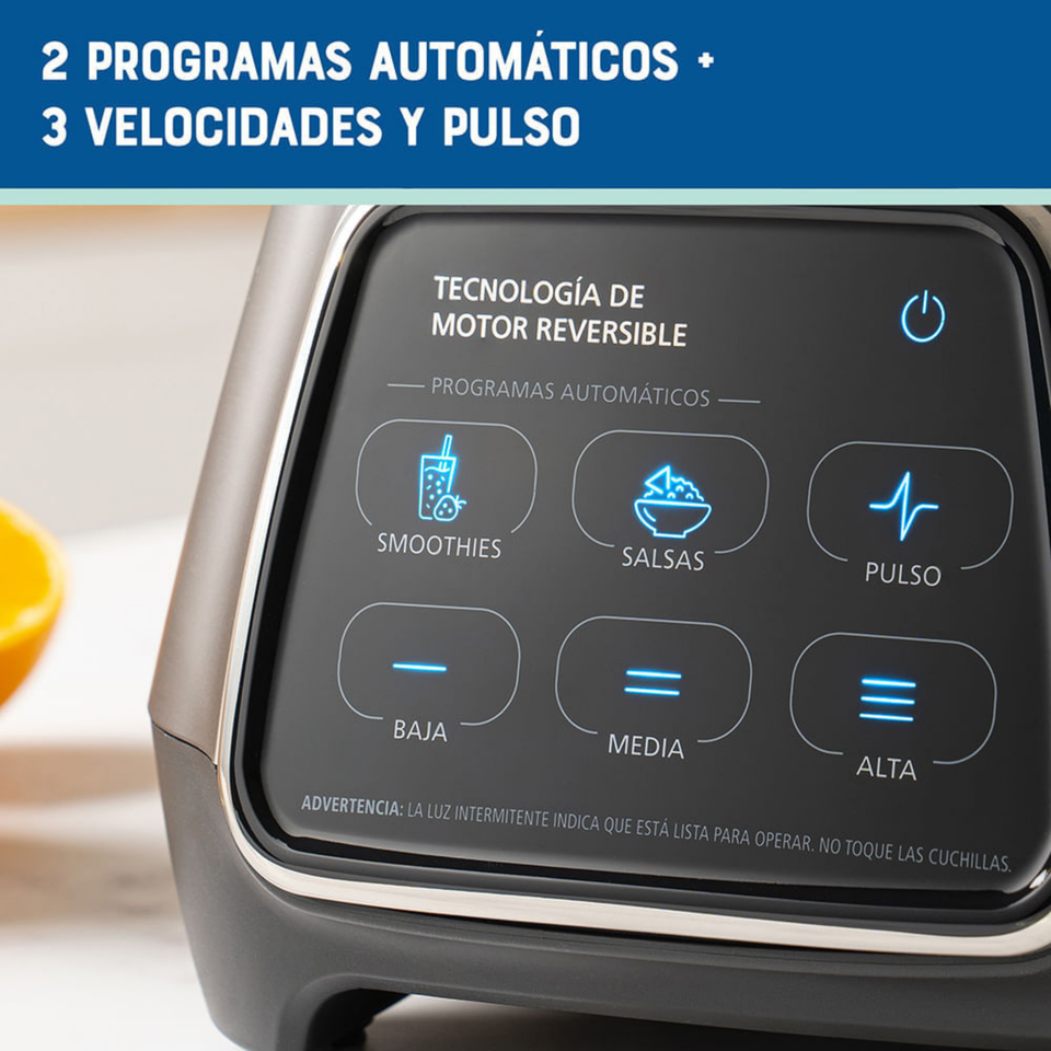 Licuadora Oster® programas automáticos con tecnología reversible, pantalla táctil y vaso BLend-N-Go BLSTPYG1312XBG