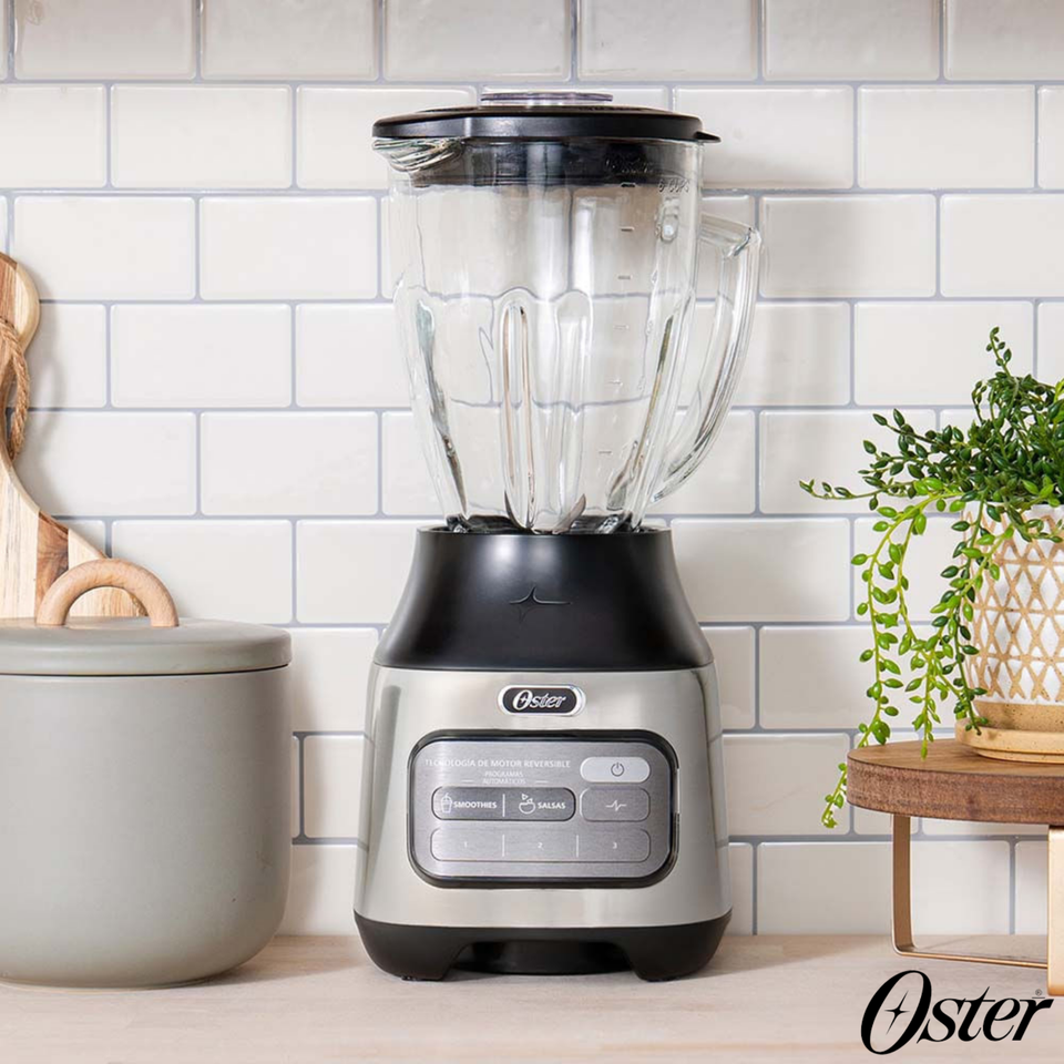 Licuadora Oster® con tecnología reversible, 2 programas automáticos y 3 velocidades más pulso