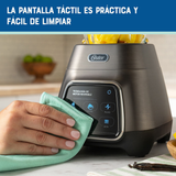 Licuadora Oster® programas automáticos con tecnología reversible, pantalla táctil y vaso BLend-N-Go BLSTPYG1312XBG