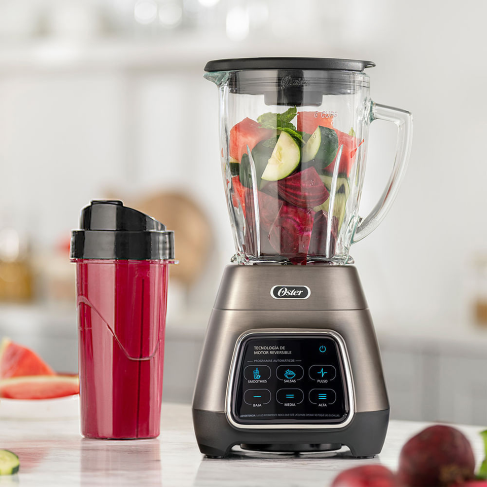 Licuadora Oster® programas automáticos con tecnología reversible, pantalla táctil y vaso BLend-N-Go BLSTPYG1312XBG