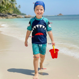 Traje de Baño Con Gorro Pantalón Corto Manga Corta 3 Piezas Corte Split Niño 2 a 8 años Blue Shark